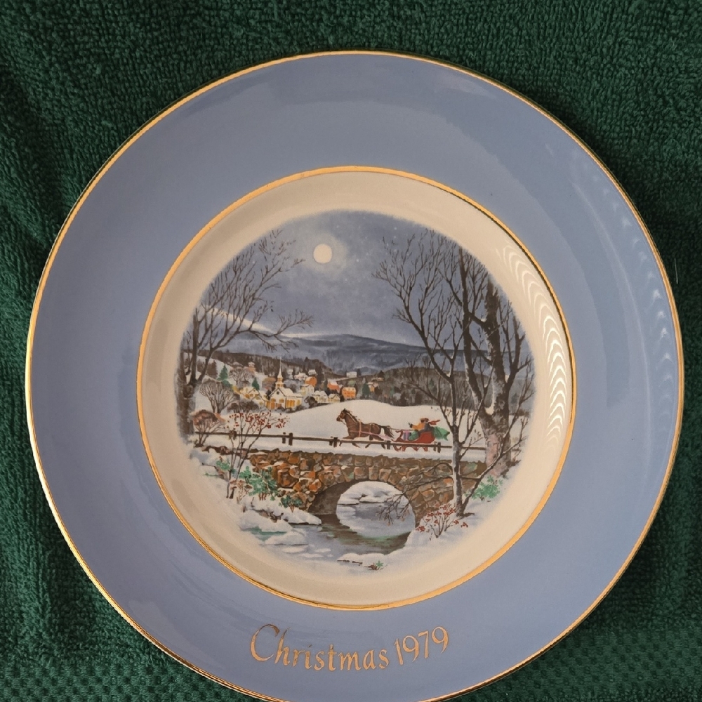 Avon Blue and Gold Christmas 1979 Plate